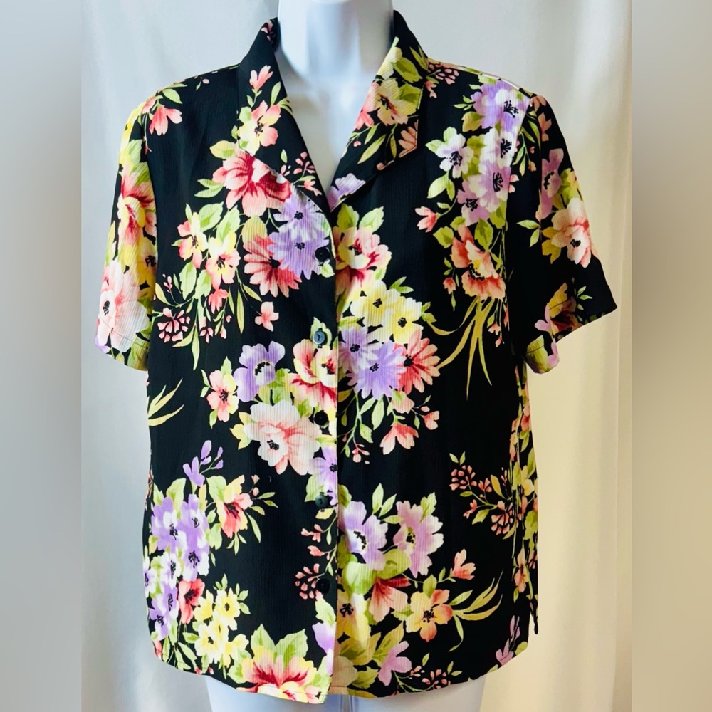 Alfred Dunner Black Button Up Short Sleeve Blouse w/Floral Pattern‎ size 10P